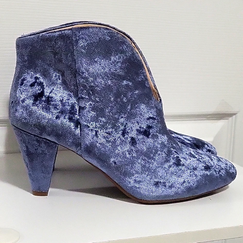 Vince Camuto velvet bootie - Picture 1 of 8